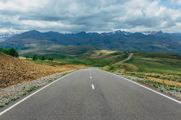 Estrada de asfalto na paisagem da montanha. Conceito de viagem — Fotografia de Stock
