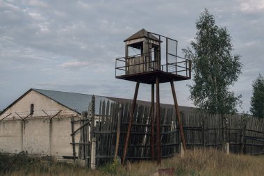 Terk edilmiş Sovyet Rus hapishane kompleksinde eski gözlem kulesi