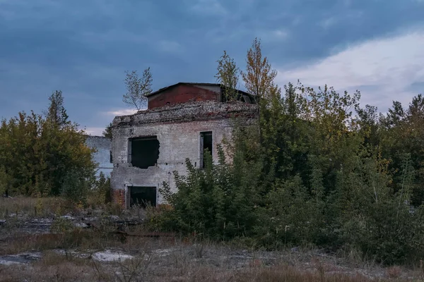 Edificio industrial abandonado en ruinas por la noche — Foto de Stock