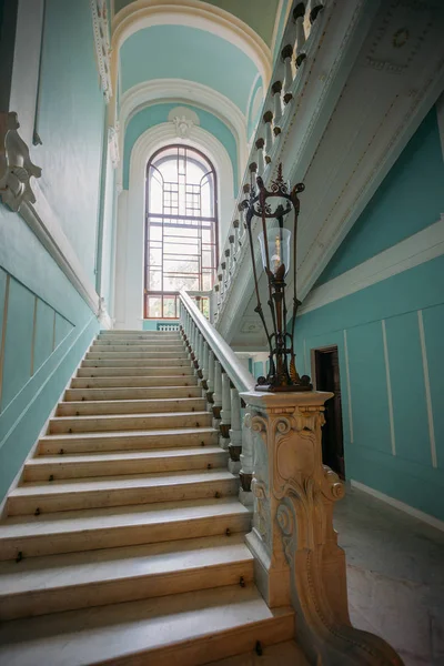 Velha e elegante escadaria elegante em bela mansão — Fotografia de Stock