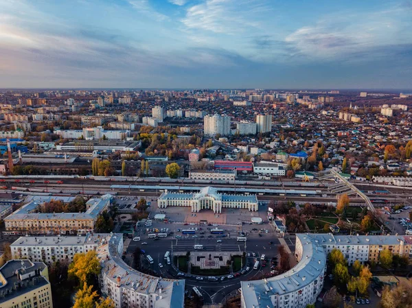 Вечірній захід восени Воронеж. Залізничний вокзал район — стокове фото