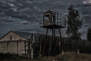 Terk edilmiş Sovyet Rus hapishane kompleksinde eski gözlem kulesi
