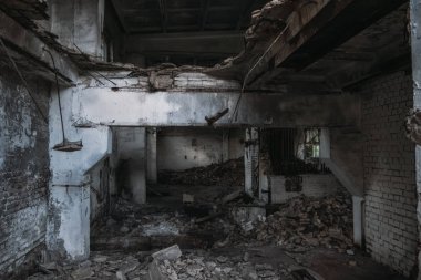 Eski terk edilmiş kırık harap sanayi binası iç