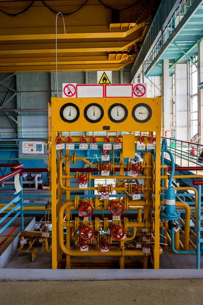 Gaz dağıtım sisteminin manometre ve vanaları ile gösterge paneli — Stok fotoğraf