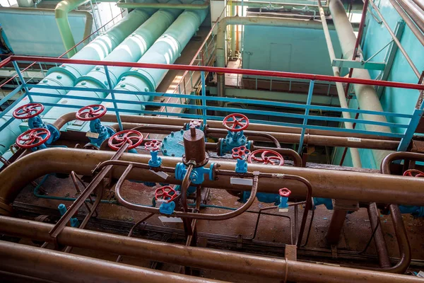 Sistema de tuberías industriales. Tubos con válvulas de distribución de aceite — Foto de Stock