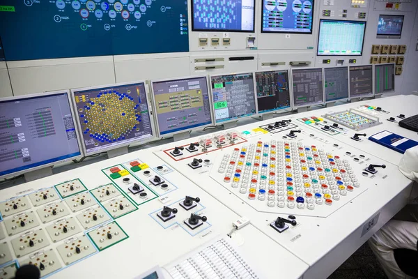 Panneau de commande de bloc de la centrale nucléaire . — Photo