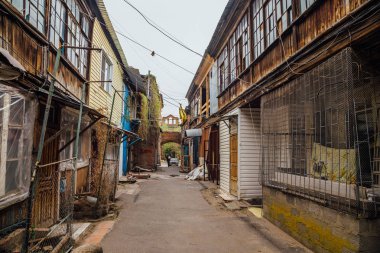 Rusya'da Astrakhan şehrinin eski yoksulluk bölümünde Dar sokak