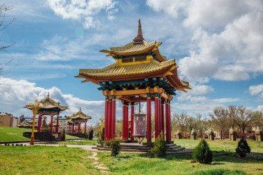 Buda Shakyamuni Tapınağı Altın Abode yakınlarındaki Pagodas