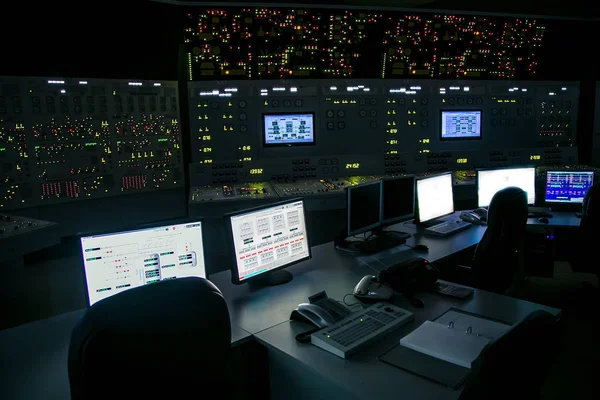 Panel de control de bloqueo de la planta de energía nuclear opera en una copia de seguridad p — Foto de Stock