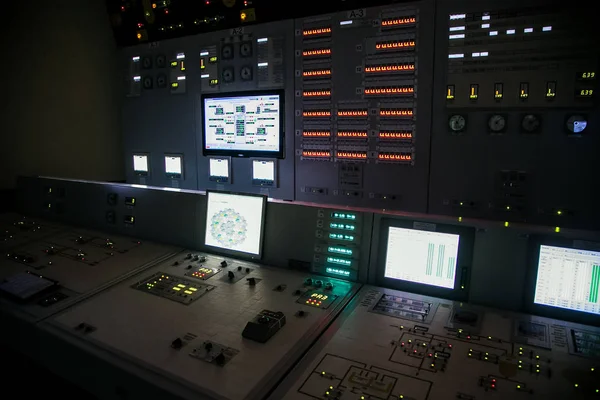 Panel de control de bloqueo de la planta de energía nuclear opera en una copia de seguridad p — Foto de Stock