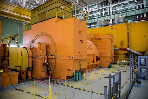 Nükleer Santral makine odasında turbo jeneratör.