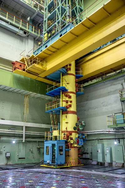 Grúa para cambiar barras de combustible dentro de la sala de reactor de Nuclear Powe — Foto de Stock