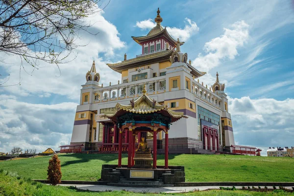 Templo budista Morada de Ouro de Buda Shakyamuni em Elista, Rep. — Fotografia de Stock