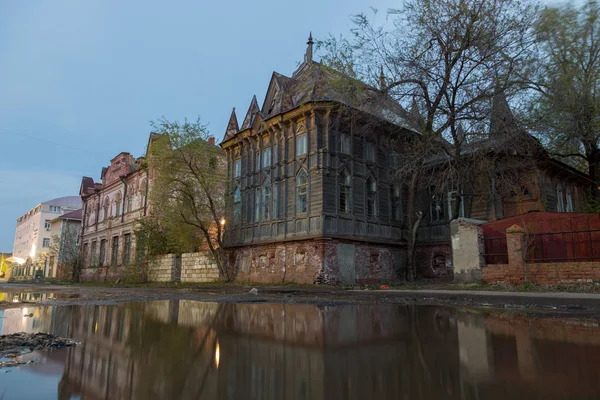Ancien manoir en bois de style gothique à Astrakhan reflétant dans le th — Photo