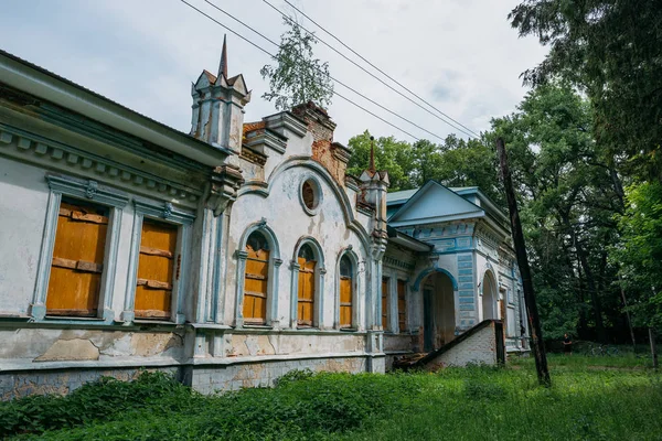 Старый заброшенный особняк в селе Турмасово Тамбовской области — стоковое фото