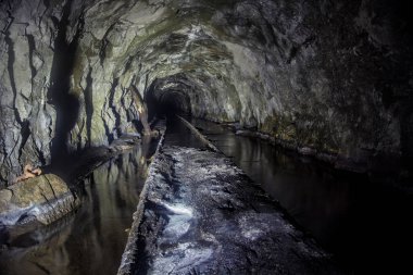 Paslı kalıntıları ile eski bir terk kömür madeninin sular altında tünel