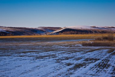 Güneşli kışın karla kaplı tepeler