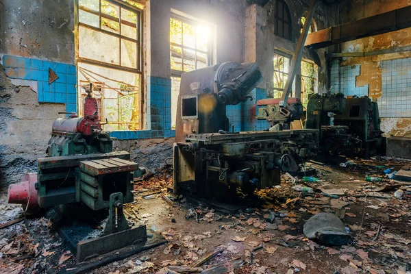 Atölyede eski endüstriyel takım tezgahları. Paslı metal ekipmanlar 
