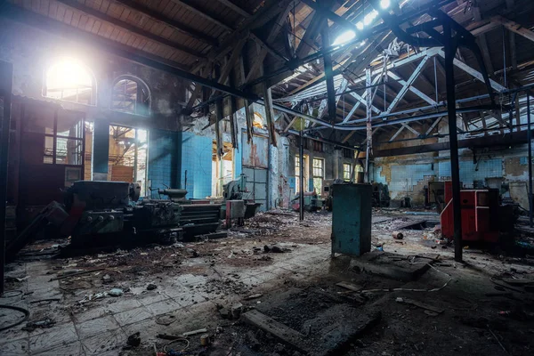 Старый заброшенный завод с ржавыми остатками промышленной машины т — стоковое фото