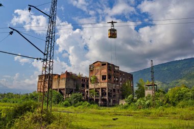 Tquarchal'da terk edilmiş tren istasyonu, fabrika ve teleferik (Tkv