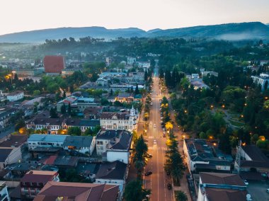 Akşam tatil beldesi Sukhum, Abhazya drone havadan görünümü