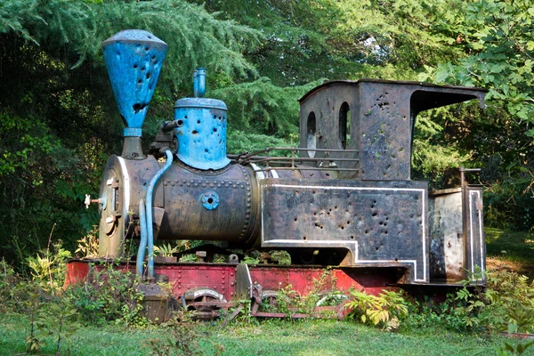Stare zardzewiałe opuszczone lokomotywa parowa z otworami punktowymi — Zdjęcie stockowe