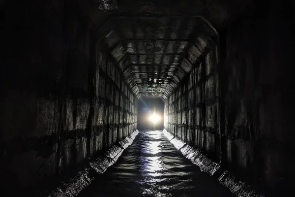 Eaux usées urbaines sales circulant dans un tunnel d'égout rectangulaire unde — Photo