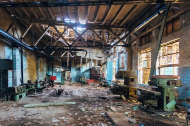 Sanayi makinesi t paslı kalıntıları ile eski terk edilmiş fabrika