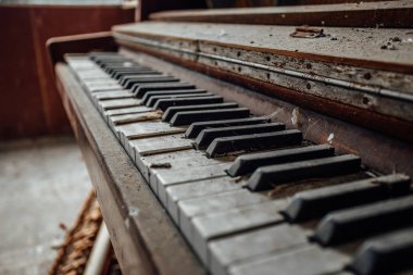 Eski terk edilmiş piyano klavyesi. Görünümü kapat