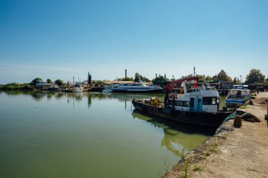 Limandaki tekneler ve küçük gemiler