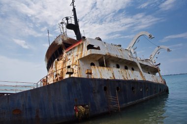 Karadeniz kıyısındaki gemi enkazı. Gemi kıyıya getirildi