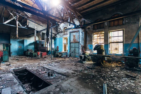 Sanayi makinesi t paslı kalıntıları ile eski terk edilmiş fabrika