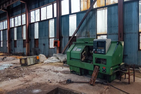 Oude verlaten metaalbewerkings fabriek met roestige resten van industr — Stockfoto