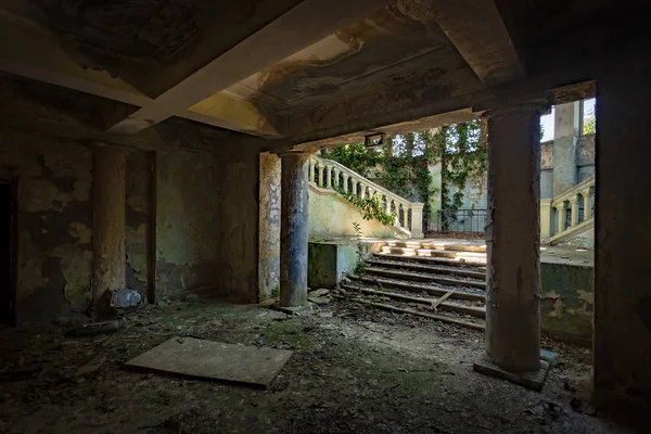 Ancien manoir ruiné intérieur envahi par les plantes — Photo