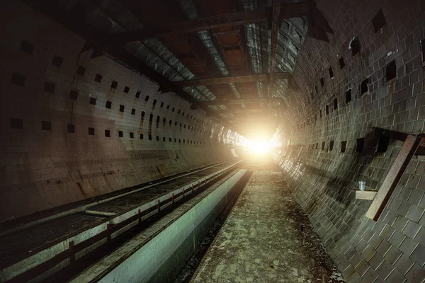 Okrągły tunel kaflowy w opuszczonej podziemnej fizyki jądrowej labo — Zdjęcie stockowe