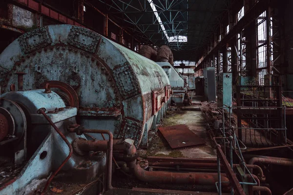 Rezavý generátor turbíny. Opuštěný zničen válkou a přerůst — Stock fotografie