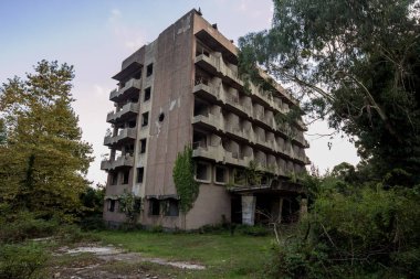 Terk edilmiş çok katlı bina. Eshera'da terk edilmiş sanatoryum, 