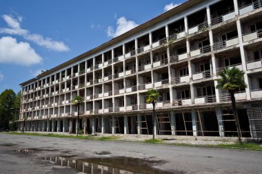 Terk edilmiş çok katlı bina. Terk edilmiş sanatoryum veya yurt