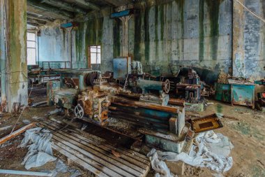 Eski endüstriyel takım tezgahı. Terk edilmiş paslı metal ekipman 