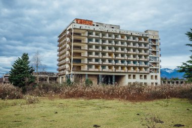 Terk edilmiş çok katlı bina. Terk edilmiş sanatoryum veya yurt