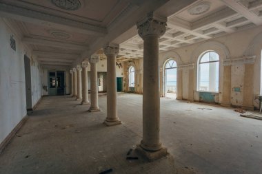 Eski tüyler ürpertici terk edilmiş malikanenin içinde. Eski sanatoryum Gagrip