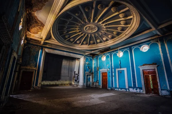 Velho teatro de inverno abandonado, Gagra, Abcásia — Fotografia de Stock