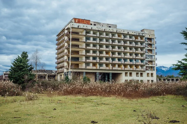 Verlassenes mehrstöckiges Gebäude. Verlassenes Sanatorium oder Schlafsaal — Stockfoto