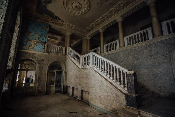 Dentro de una vieja mansión abandonada espeluznante. Escalera y columnata —  Fotos de Stock