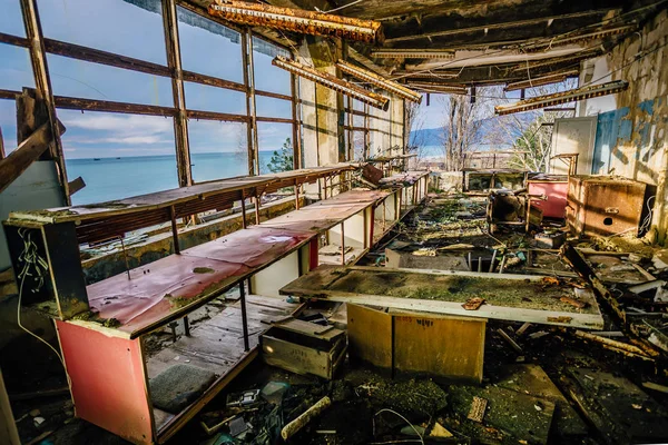 Velha oficina podre na fábrica abandonada de componentes para subma — Fotografia de Stock