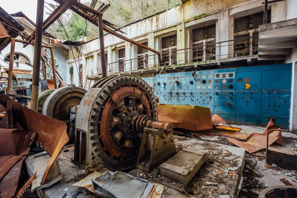 Geruïneerd verlaten elektrisch Substation. Rusty generator bij machi — Stockfoto