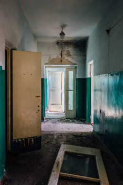 Terk edilmiş binanın karanlık ürpertici koridoru