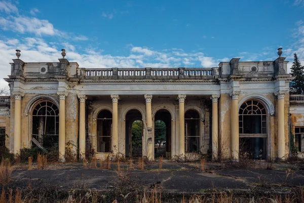 旧被毁废弃的火车站阿布哈兹 — 图库照片