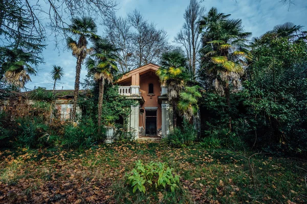 Velha mansão abandonada no parque coberto — Fotografia de Stock