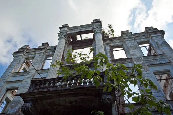 Overwoekerde ruïnes van verlaten paleis, Abchazië. Groene post-apocale — Stockfoto